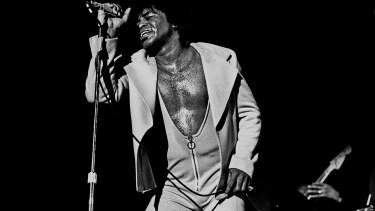 James Brown durante un show del año 1973.