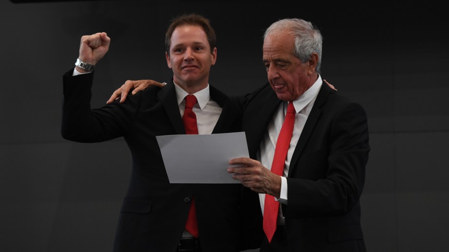 El nuevo presidente de River se abraza con el titular saliente, Rodolfo D'Onofrio. (Foto/Télam)