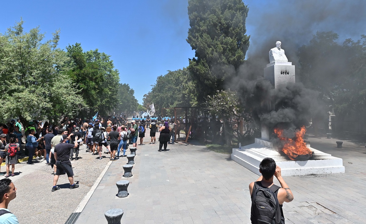 Las protestas se reeditaron ayer en Chubut tras la aprobación de la zonificación minera. Foto Télam