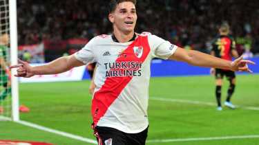 Julián Álvarez festeja el primero de sus goles en la noche. River termina el año con otro título en el bolsillo. 