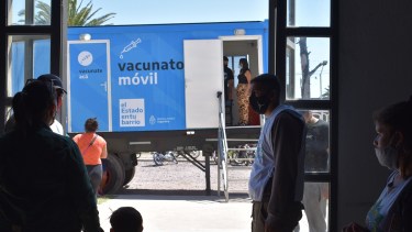 El paso del vacunatorio móvil por la provincia de Santiago del Estero. Foto: Agencia Télam. 