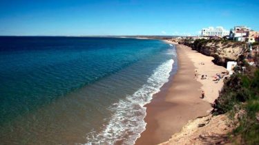 A pesar de las mareas extraordinarias de las últimas horas, Las Grutas es uno de los destinos con proyección de temporada.-