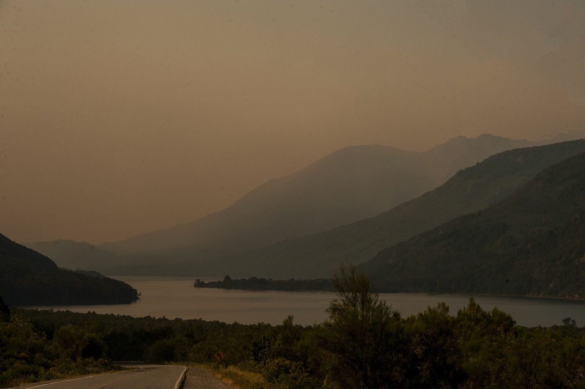 Las poblaciones de El Manso y Villegas se encuentran muy afectadas por el humo de los incendios de lago Martin y Steffen. Foto: Télam