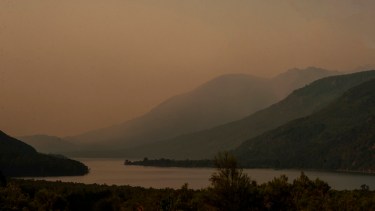 Las poblaciones de El Manso y Villegas se encuentran muy afectadas por el humo de los incendios de lago Martin y Steffen. Foto: Télam