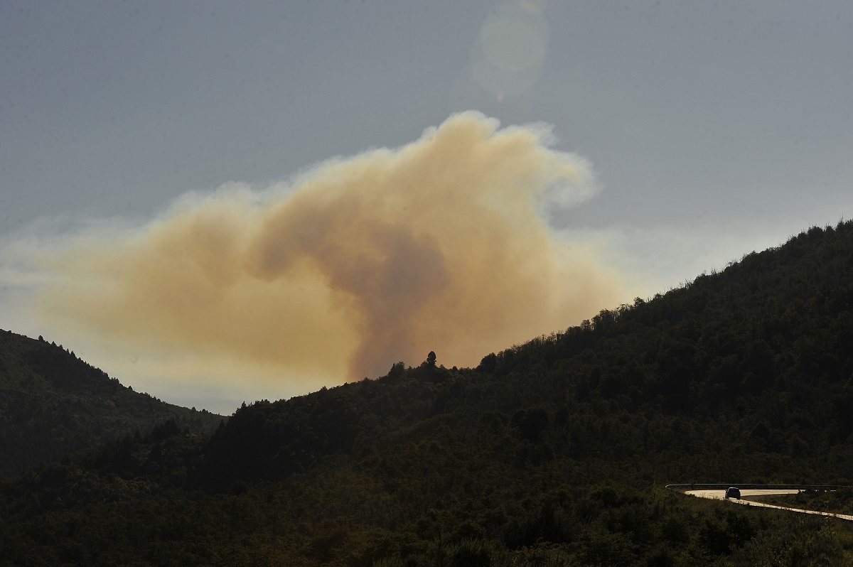 La columna de humo del incendio forestal que lleva dos semanas cubre gran parte de la cordillera, desde Bariloche hasta El Manso. Foto: Alejandra Bartoliche/Télam