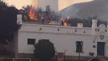 El incendio se originó en la zona del anfiteatro. (Foto gentileza Facebook Radio Nacional 102.9).-