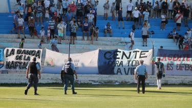Parte de la parcialidad de Centenario fue hostil para con los rivales. Foto: gentileza Enrique Escobar