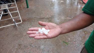 El granizo de gran tamaño que cayó en Cipolletti. Foto: Facebook dany.lujan