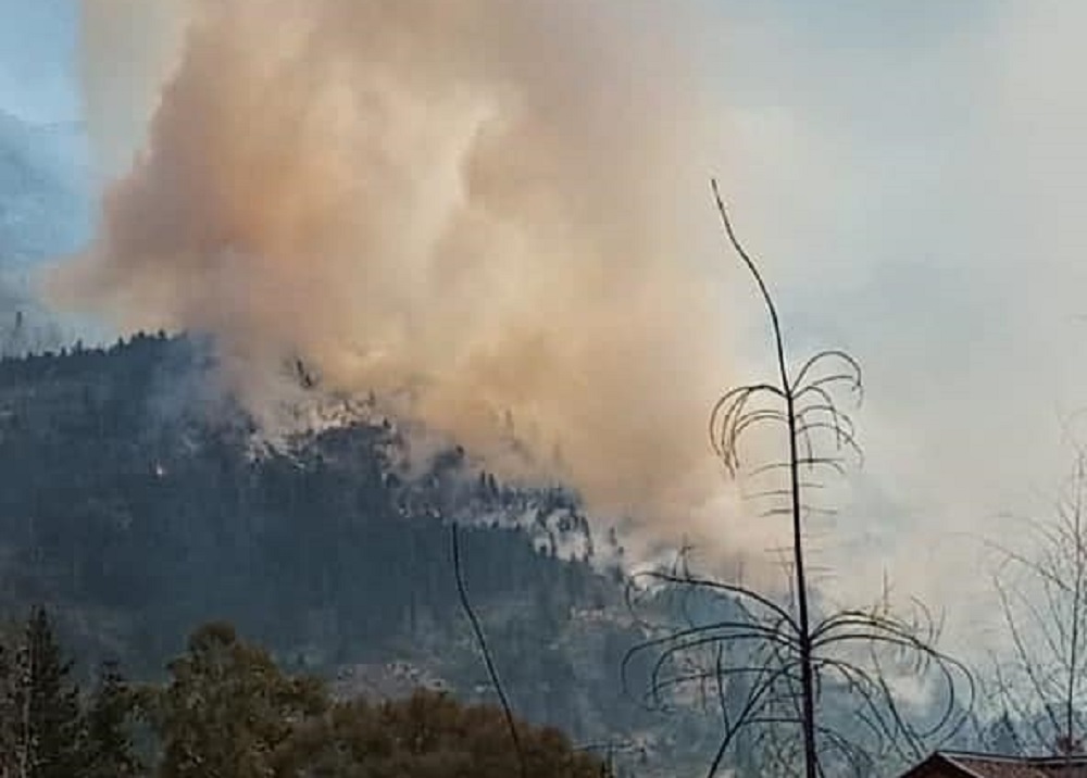 El incendio en Lago Puelo se originó en el cerro Currumahuida. Gentileza
