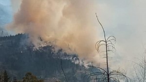 Declaran «prioritario» el incendio del cerro Currumahuida, en Lago Puelo