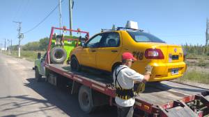 Denuncia que personal de tránsito secuestró su taxi sin justificativo en Allen