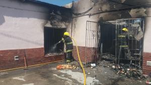 Un incendio quemó por completo un salón de eventos en Centenario