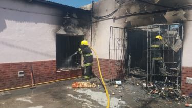 El incendio consumió todo el salón de eventos. Foto: Centenario Digital