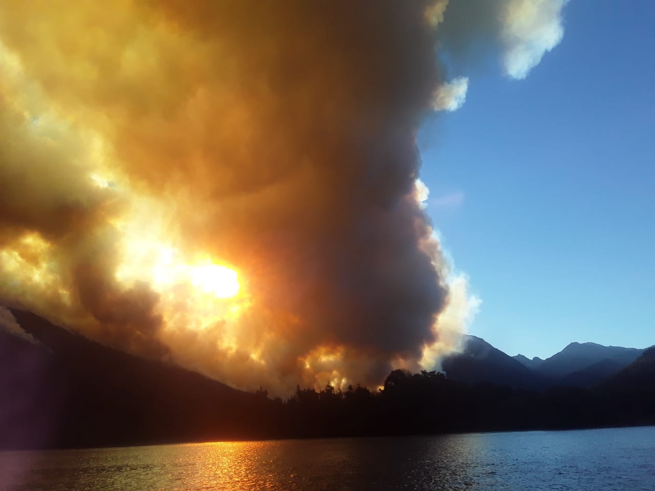 El incendio en Lago Martin, fuera de control. Foto: gentileza