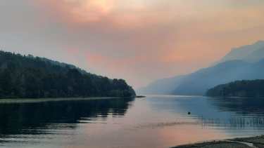 El incendio forestal comenzó el 7 de diciembre en la zona de lago Martin y se propagó a un amplio sector. preocupa a la población de El Manso y Villegas. Archivo