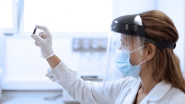 Los centros de testeo vuelven a estar abarrotados de consultas. Foto: Télam.-