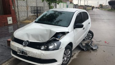 Así quedó el vehículo que se encontraba estacionado. Foto Gentileza.