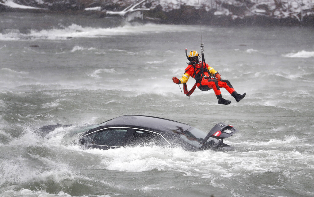 Rescatistas trabajaron durante varias horas para intentar rescatar a la mujer. (Foto: Sharon Cantillon/The Buffalo News via AP)