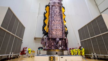 En esta foto del 11 de diciembre de 2021 proveída por la Agecia Espacial Europea, el Telescopio Espacial James Webb de la NASA es colocado en el cohete Ariane 5 que lo lanzará al espacio desde la Guayana Francesa. (M.Pedoussaut/ESA vía AP)