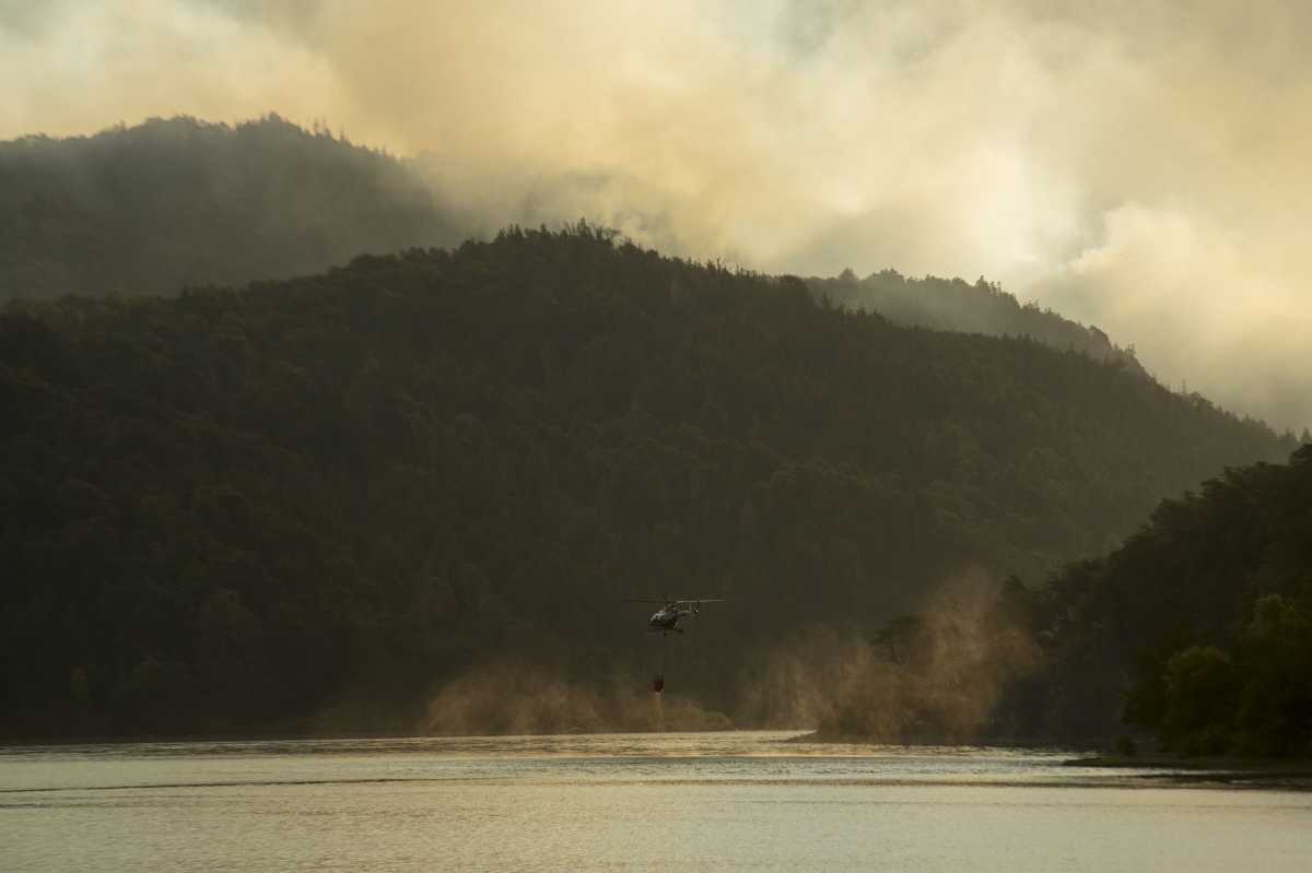 El incendio en la zona El Pedregoso, a 8 kilómetros de El Hoyo, comenzó ayer a las 18. Foto: archivo