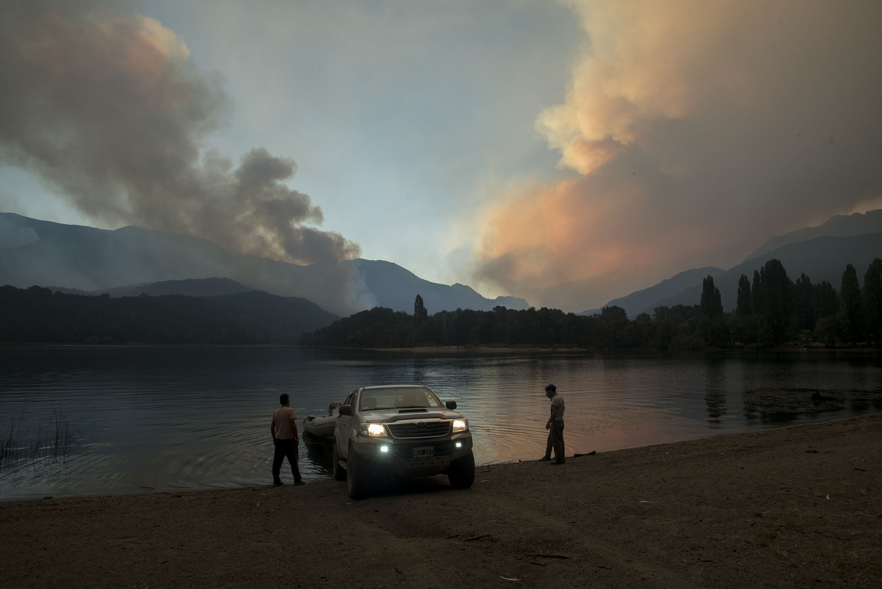 El fuego continúa a la deriva en la zona de los lagos Martin y Steffen, a unos 65 kilómetros al sur de Bariloche. (foto de archivo Marcelo Martínez)