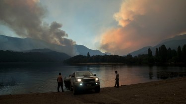 El fuego continúa a la deriva en la zona de los lagos Martin y Steffen, a unos 65 kilómetros al sur de Bariloche. (foto de archivo Marcelo Martínez)