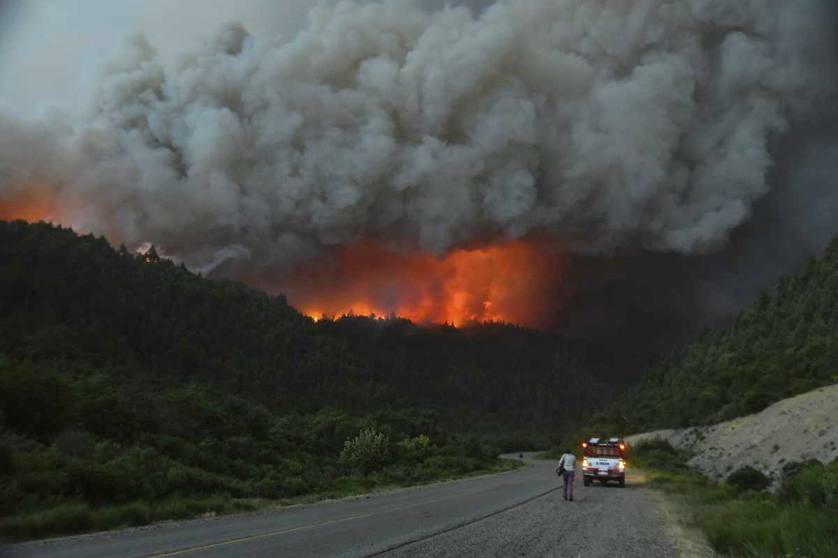 El incendio y la Ruta 40 cortada al sur de Bariloche.  (Foto: Marcelo Martínez)