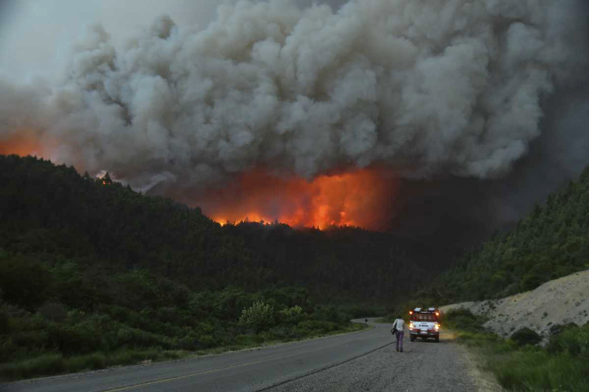 Por el intenso humo del incendio cortan la ruta 40 que une Bariloche y ...
