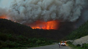 El incendio y la Ruta 40 cortada al sur de Bariloche.  (Foto: Marcelo Martínez)