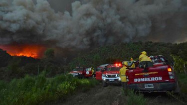 Los brigadistas debieron replegarse por las malas condiciones del clima. (Foto: Marcelo Martínez)