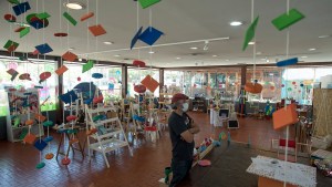 Pequeños emprendedores de juguetería tienen su muestra de regalos navideños en Bariloche