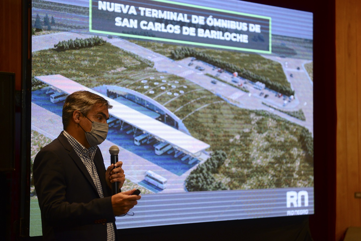 El ministro Carlos Valeri expuso el proyecto de la futura terminal de Bariloche que estará construida en dos años más. Foto: Chino Leiva