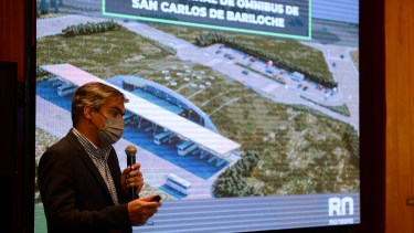El ministro Carlos Valeri expuso el proyecto de la futura terminal de Bariloche que estará construida en dos años más. Foto: Chino Leiva