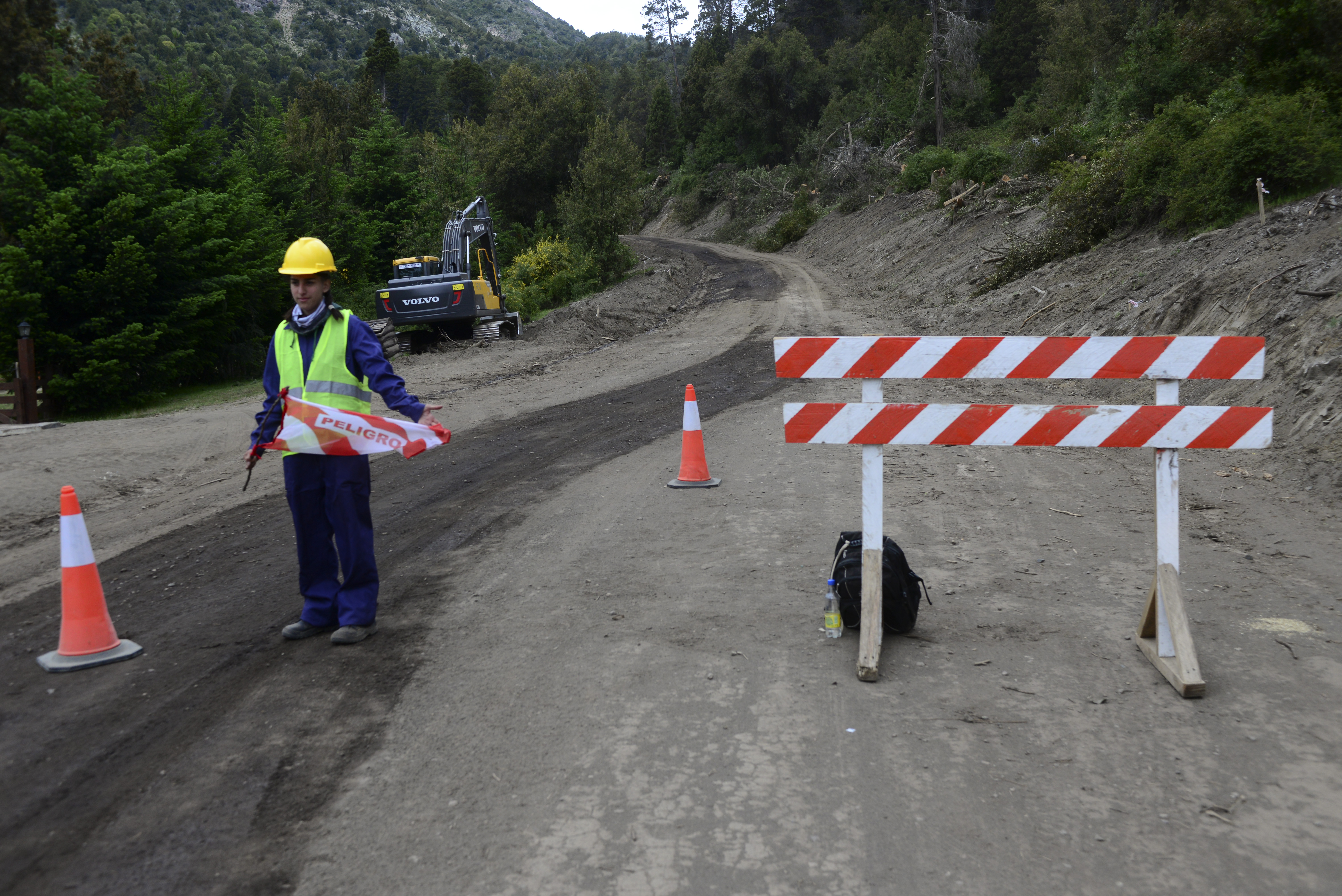La empresa CN Sapag resultó adjudicada con la obra de asfalto de la ruta provincial 65 y comenzó hace pocos días con los trabajos y los cortes que causaron el descontento de la población de Villa Traful. (Foto: Chino Leiva)