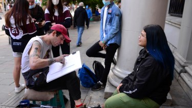 Cristian Valverde dibuja caricaturas en la puerta del Banco Nación desde hace 25 años. Foto: chino Leiva