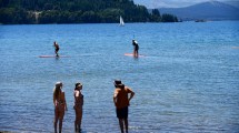 Imagen de Bariloche registró máximas de 30 grados y mucha gente en las playas