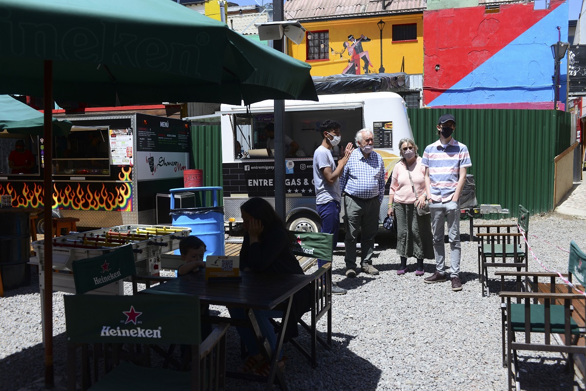 Donde funcionaba una parrila, en calle Mitre, hoy luce un patio gastronómico con foodtrucks. Foto: Chino Leiva