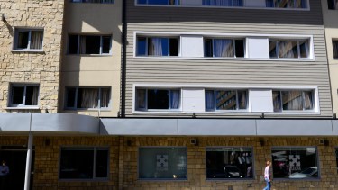 Son varios los hoteles donde hay jóvenes aislados. Foto: Chino Leiva