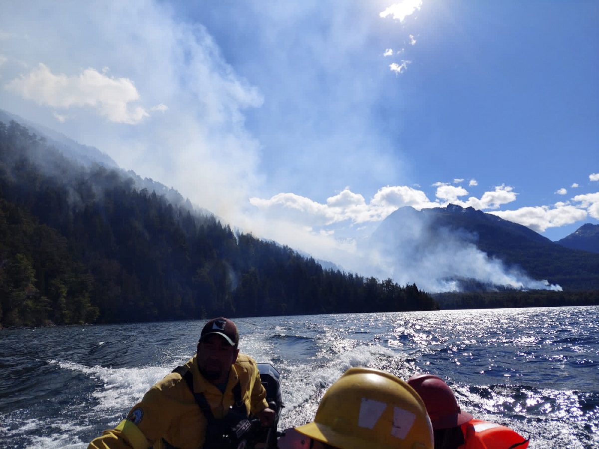 El incendio en el lago Martin se inició el 7 de diciembre y sigue activo, con preocupación para el paraje El Manso. Gentileza