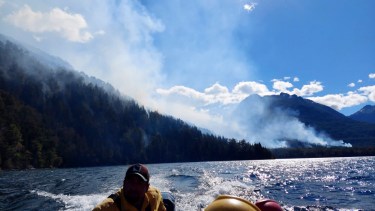 El incendio en el lago Martin se inició el 7 de diciembre y sigue activo, con preocupación para el paraje El Manso. Gentileza