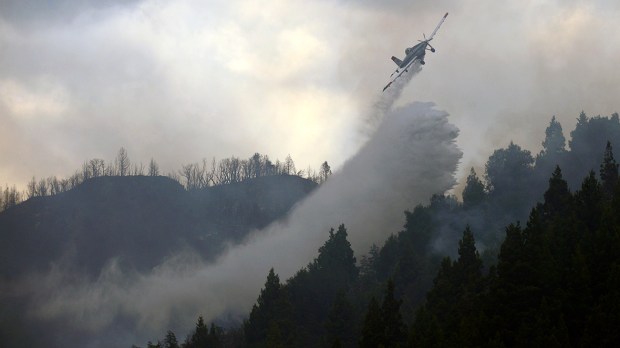 La lluvia aplacó las llamas, pero el incendio ya destruyó unas 5.000 hectáreas al sur de Bariloche