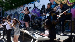 Los alumnos de la secundaria musical de Bariloche sacaron su talento a la calle