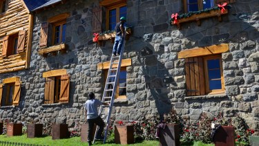 Esta mañana se colocaba el decorado navideño en el edificio municipal del Centro Cívico. Foto: Chino Leiva