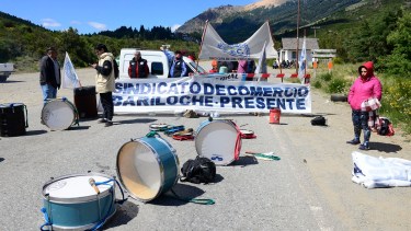 A mediados de diciembre los temporarios y el gremio AEC cortó la ruta al cerro Catedral  modo de protesta por la falta de los Repro. Archivo