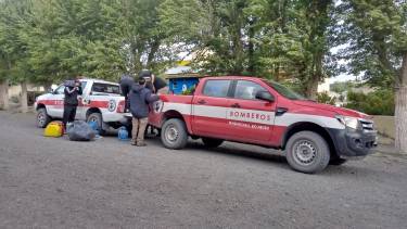 Bomberos voluntarios de Maquinchao y Los Menucos,  hicieron base en El Caín. Foto: Gentileza. 