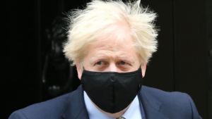Variante ómicron: Boris Johnson advierte  que «viene una fuerte oleada» de covid