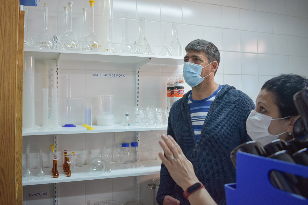 ablo Gutiérrez Colantuono visitó el laboratorio de medicamentos magistrales en Junín de los Andes, que se fortalecerá en 2022

