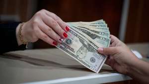 El dólar blue bajó un peso y el Central gastó u$s 160 millones de reservas para bajar el oficial