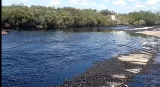 El derrame se encuentra entre las estaciones de bombeo de Medanito y Crucero Catriel, el Río Negro. (Foto: Captura de video)