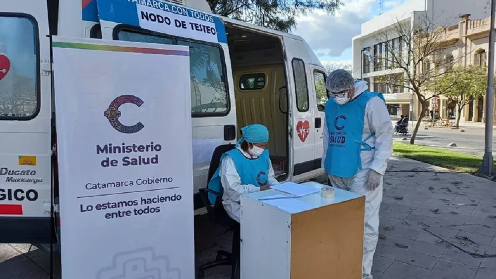 Quienes contraigan coronavirus sin estar vacunados deberán pagar su tratamiento en Catamarca. 